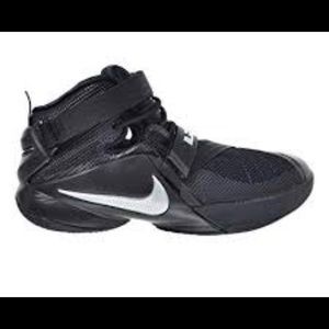 Nike kids  Zoom LeBron Soldier 9